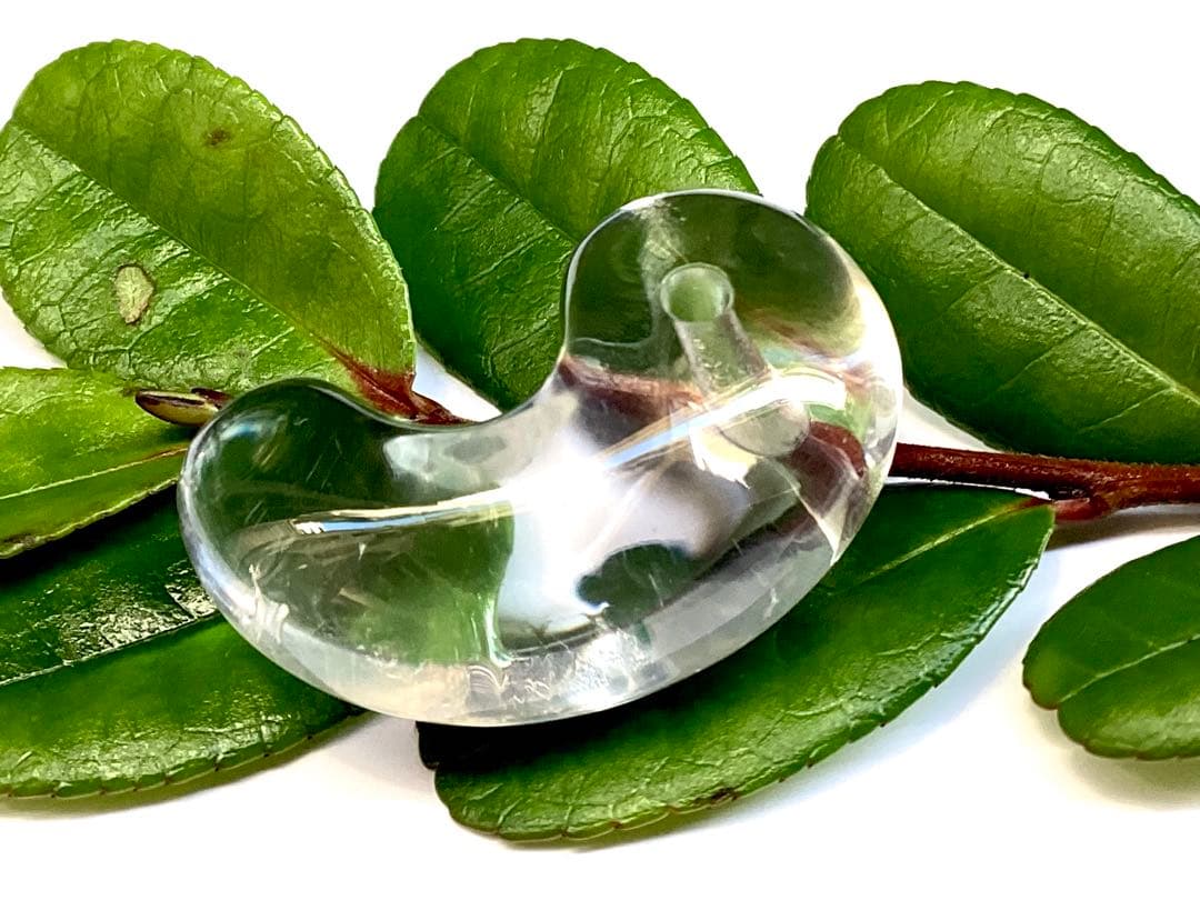 ✳国産天然石*最強パワー‼️100.000円以上の勾玉　黒平鉱山水晶　抜群の透過