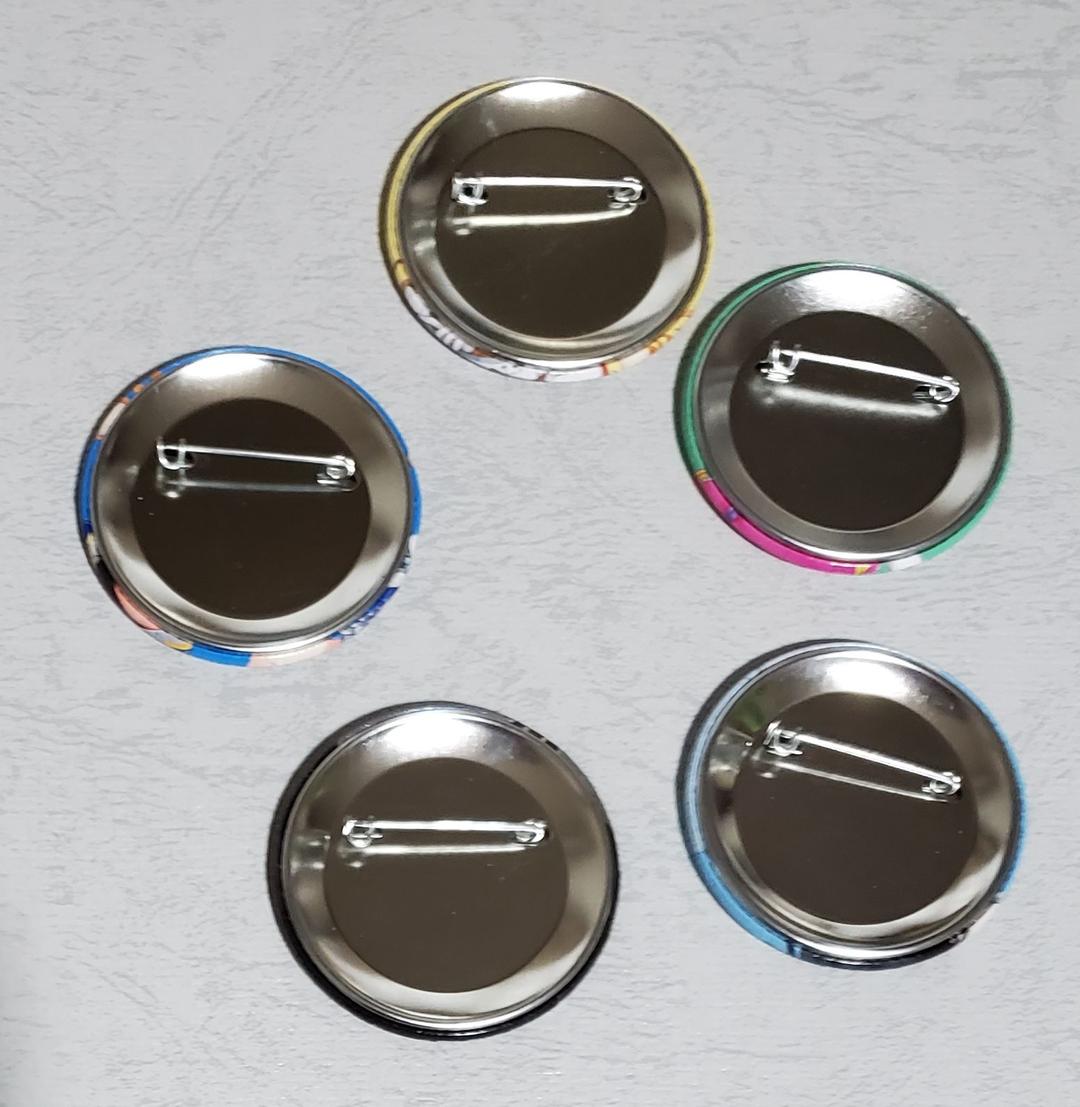 調整中　ひなピタ　Five drops　缶バッジ