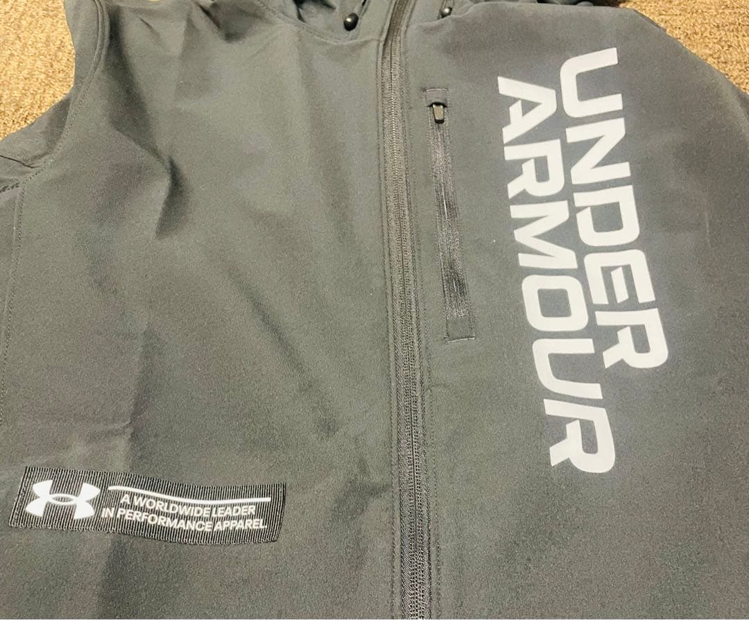 UNDER ARMOUR ダークグレー ウィンドブレーカー L/M