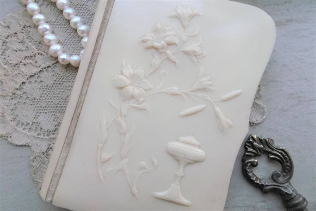 フランスアンティーク■アイボリーの表紙の祈祷書 花 古い本　1915年