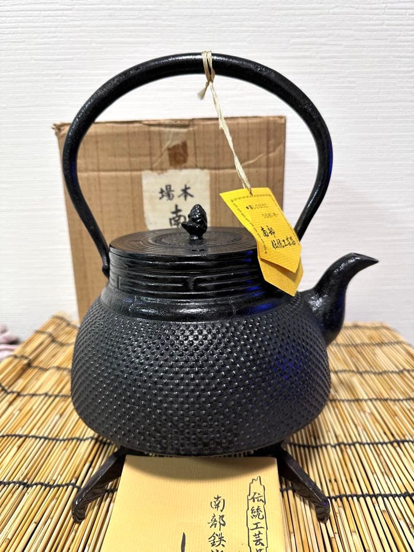 未使用品、供箱、栞、タグ付　南部天正堂作２０型コシキアラレ　南部鉄瓶　南部鉄器