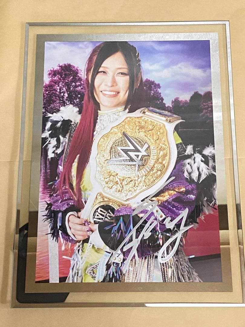 イヨ・スカイ WWE マリーゴールド サイン入りポートレート写真フレーム③