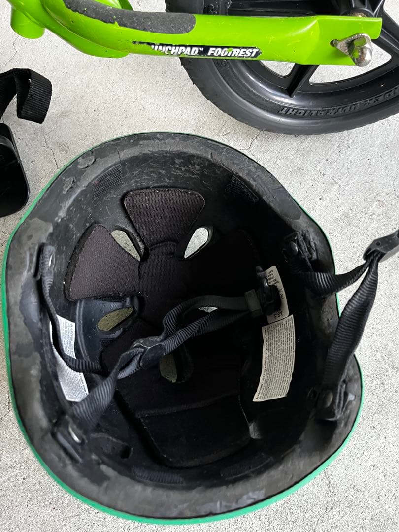 STRIDER バランスバイク 緑色 + Bern ヘルメット