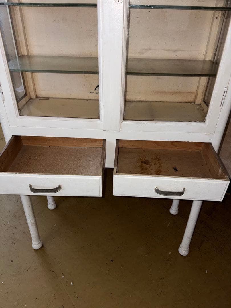 ヴィンテージ風ホワイトキャビネット