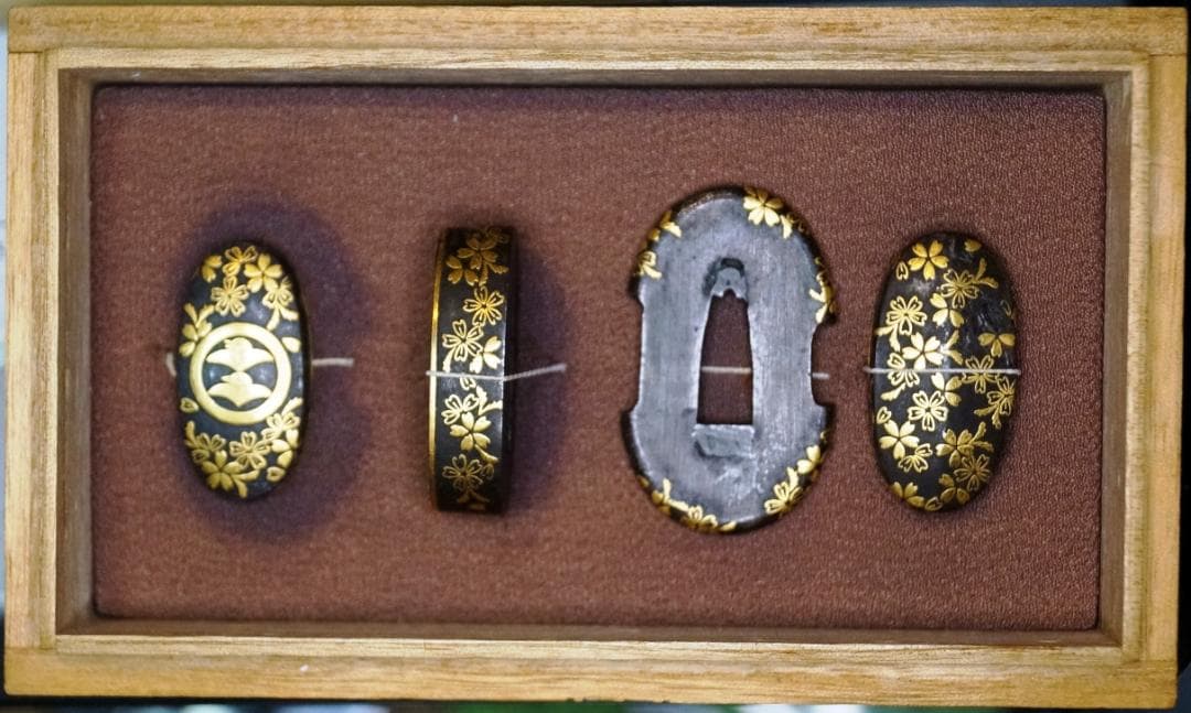 縁頭鍔・鐺　柴田勝家 二つ雁紋金桜花散図揃金具、京金工(特別保存) 短刀用揃金具