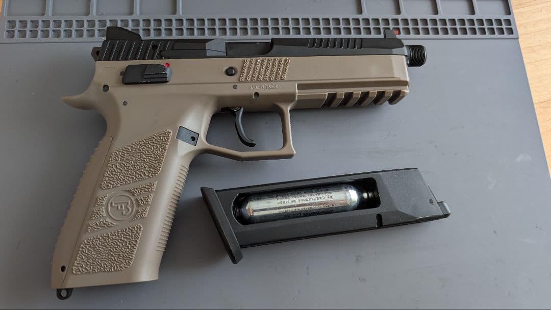carbon8、CZ P-09 co2 、アウターバレルカスタム品、ボンベ2本
