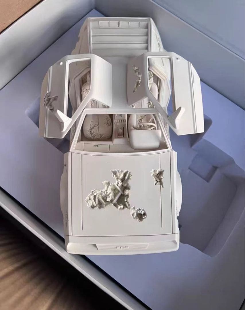 ダニエル・アーシャム限定版「侵食されたデロリアン」自動車彫刻