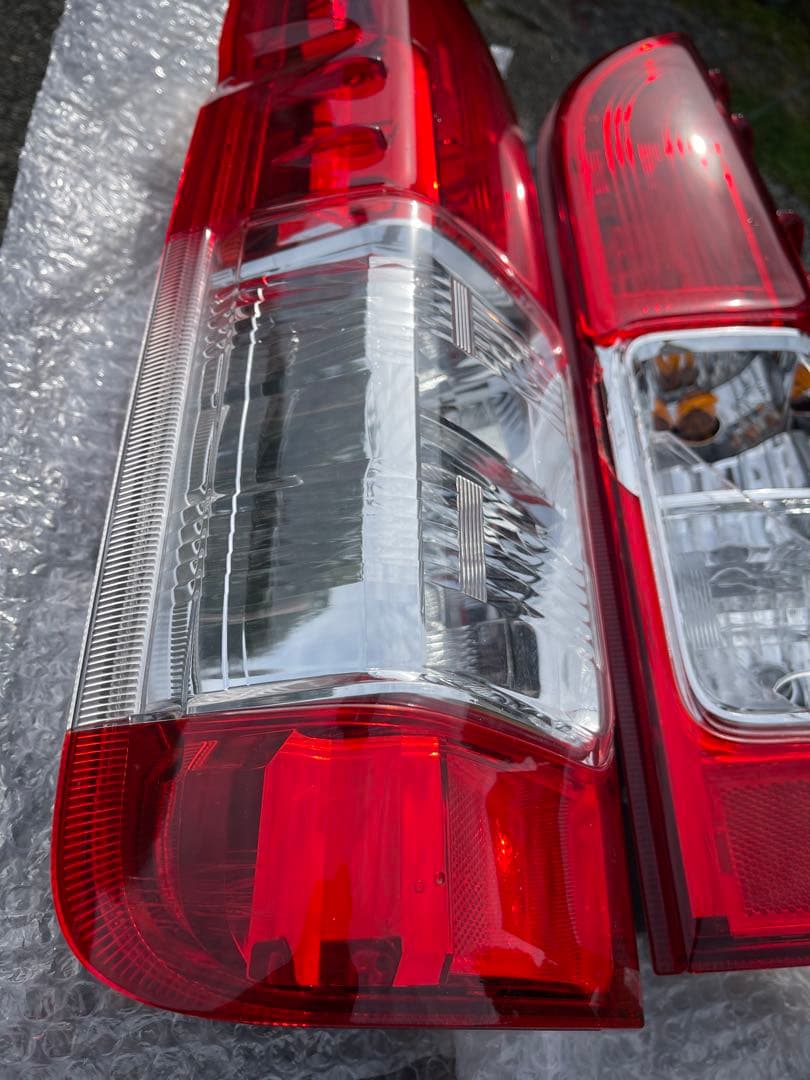 TOYOTA ハイエース純正 200系 テールランプ