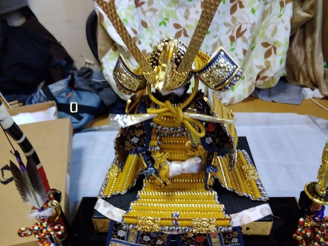 武具の鎧飾り 金色 伝統的なデザイン