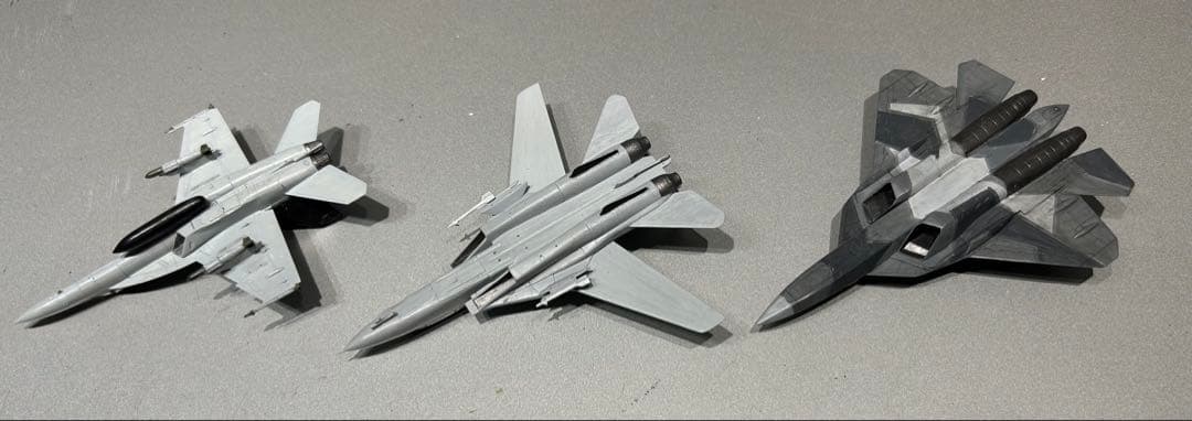 トップガンマーヴェリック　1/144プラモデル 3機セット(飛行形態)