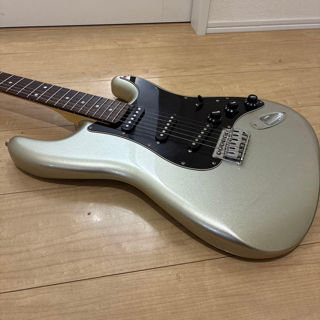 シルバーラメ　Mavis ストラトキャスタータイプ　弦高調整済み　です