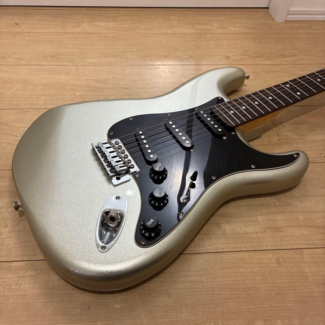 シルバーラメ　Mavis ストラトキャスタータイプ　弦高調整済み　です