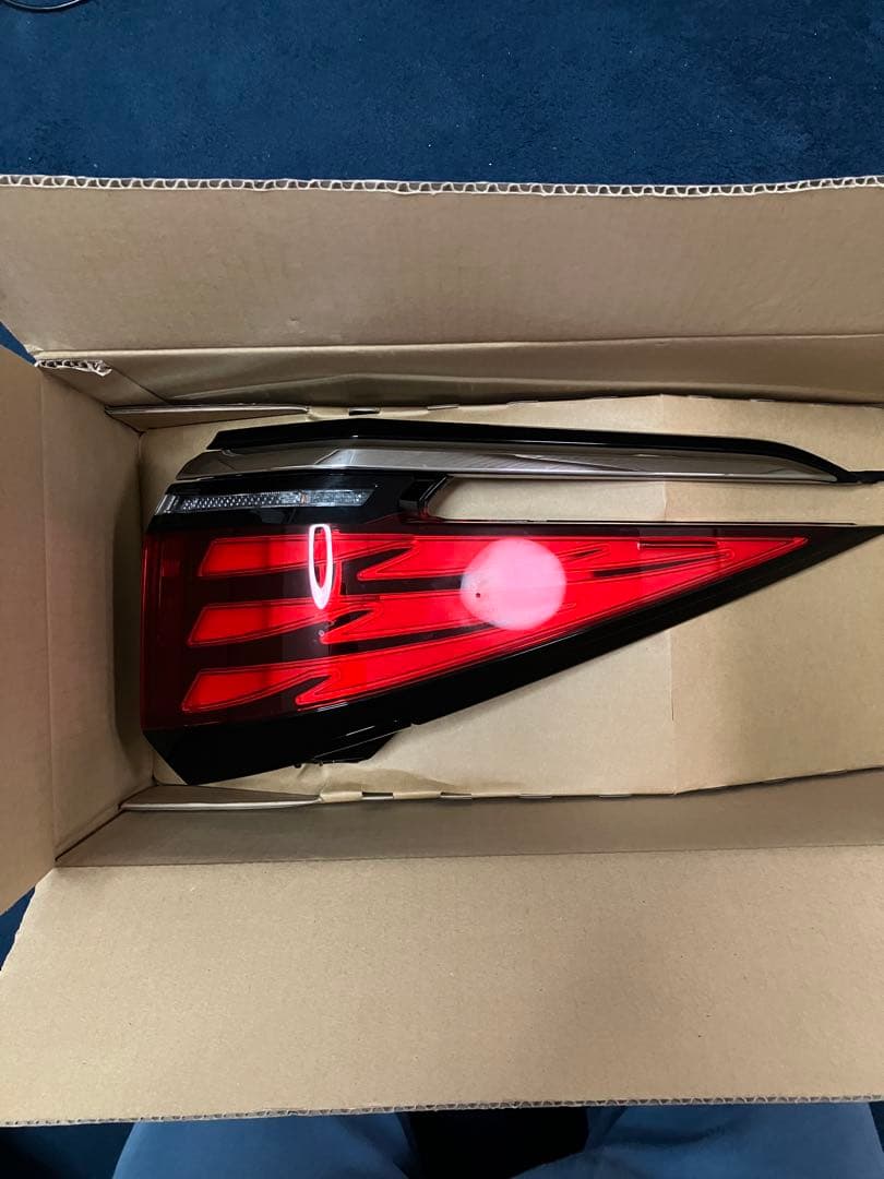 40アルファード Ｘ　 テールライト テールレンズ 右　RH