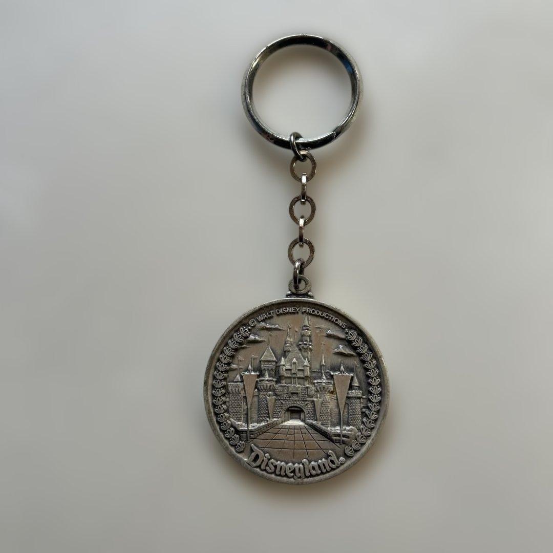 カリフォルニアディズニーランド メタルキーホルダー　1980
