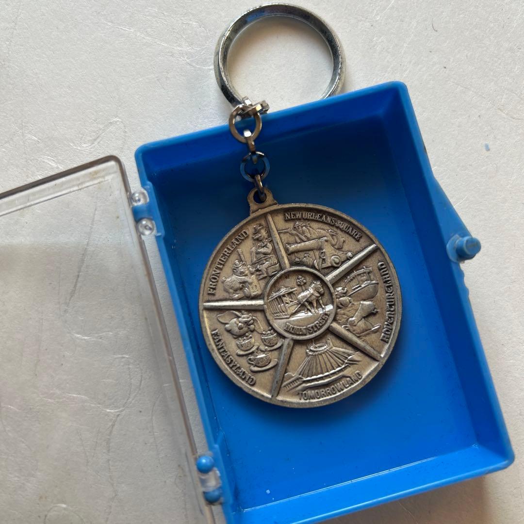 カリフォルニアディズニーランド メタルキーホルダー　1980