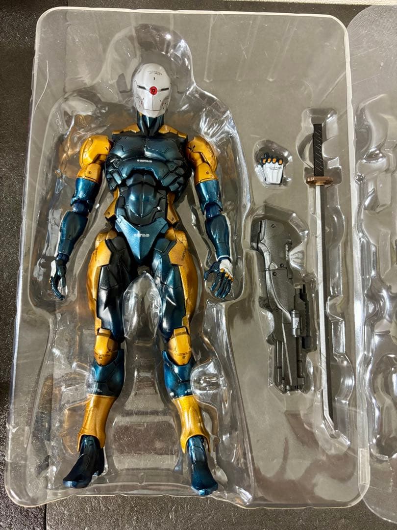 PLAY ARTS 改 サイボーグ忍者 メタルギアソリッド　フィギュア