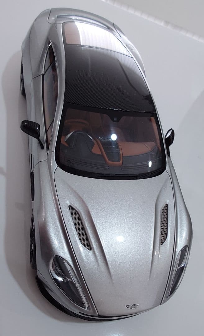 アストンマーチン ヴァンキッシュS 1/18