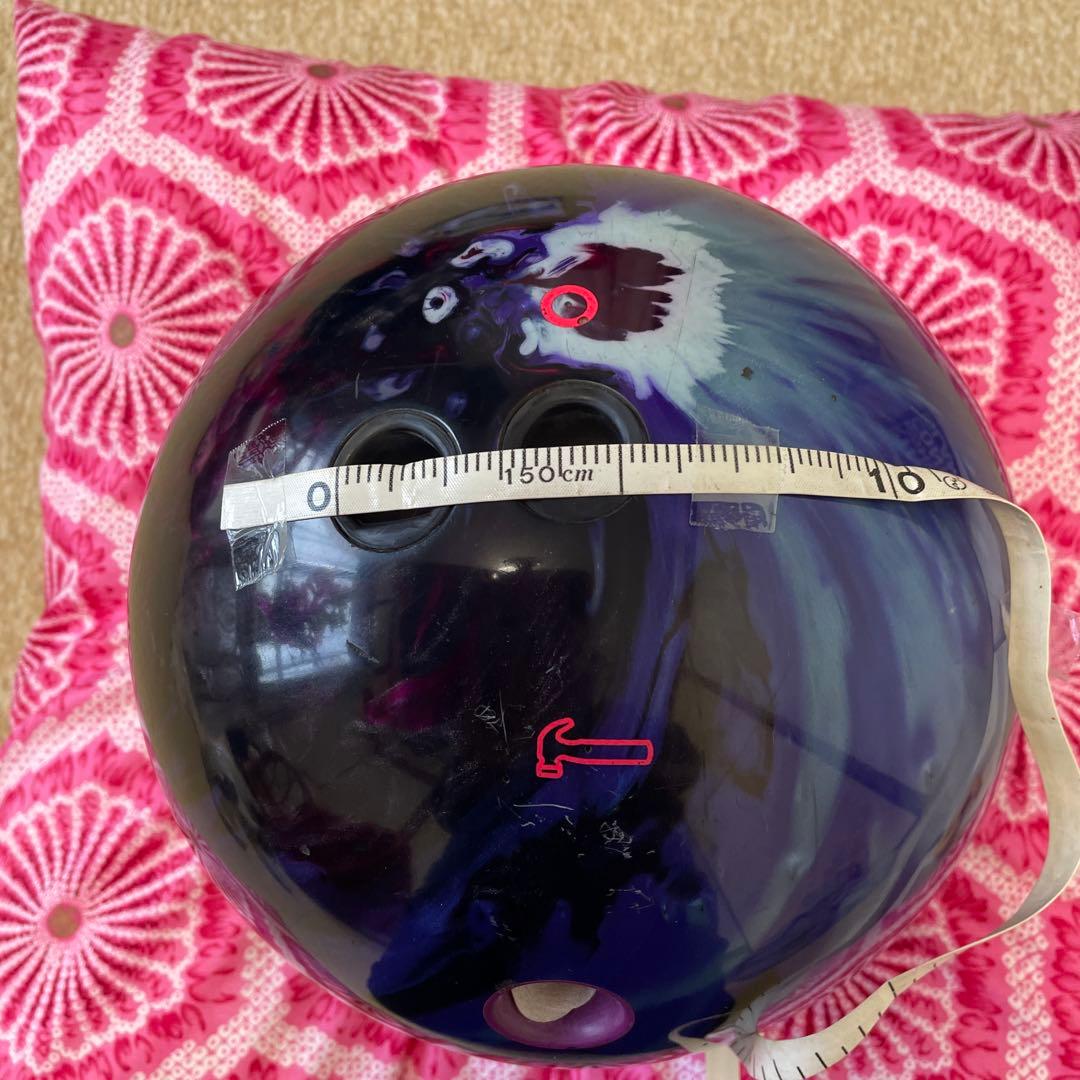 ボウリングボール 紫と黒 6.５キロ(14ポンド)月３０ゲーム半年程使用