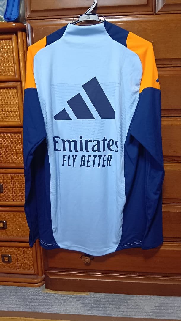 Real Madrid 長袖ジャージ エミレーツ 9番