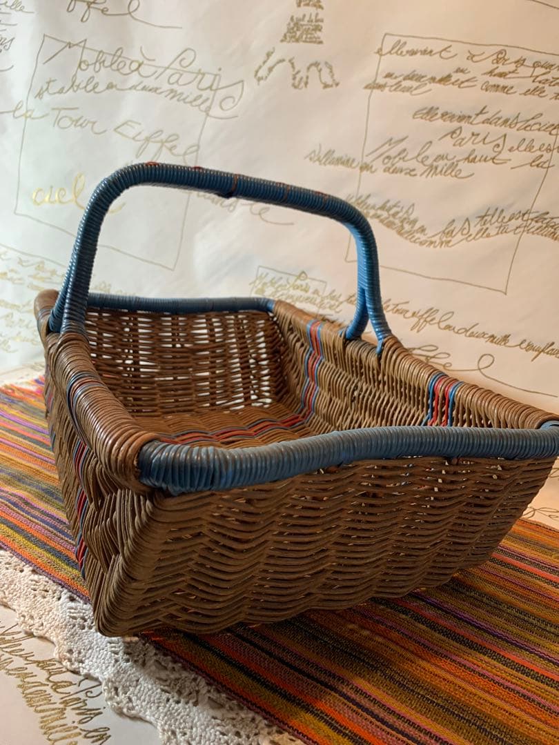 フランス製　アンティーク　ビニールの編み込みの色合いと形が素敵なバスケット！