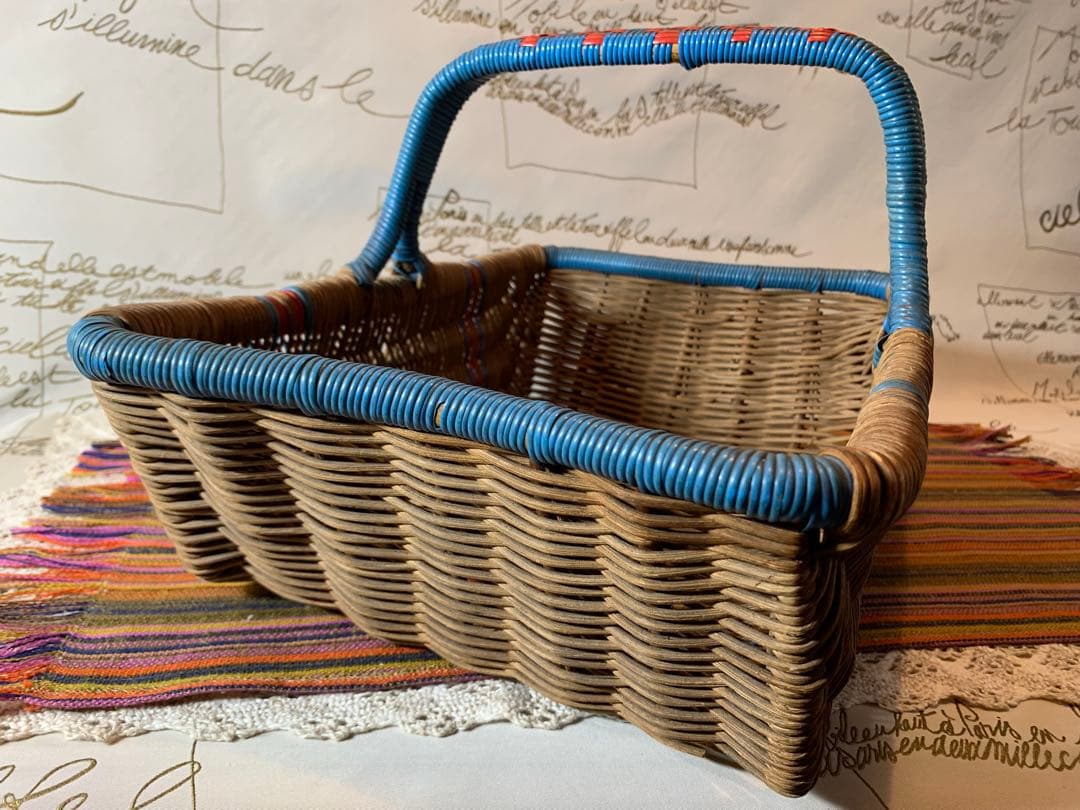 フランス製　アンティーク　ビニールの編み込みの色合いと形が素敵なバスケット！