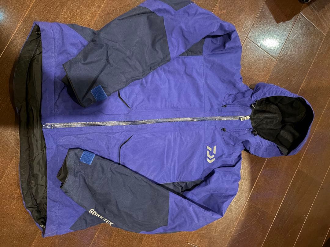 ダイワGORE-TEXウインタースーツフード付きジャケット 紫色