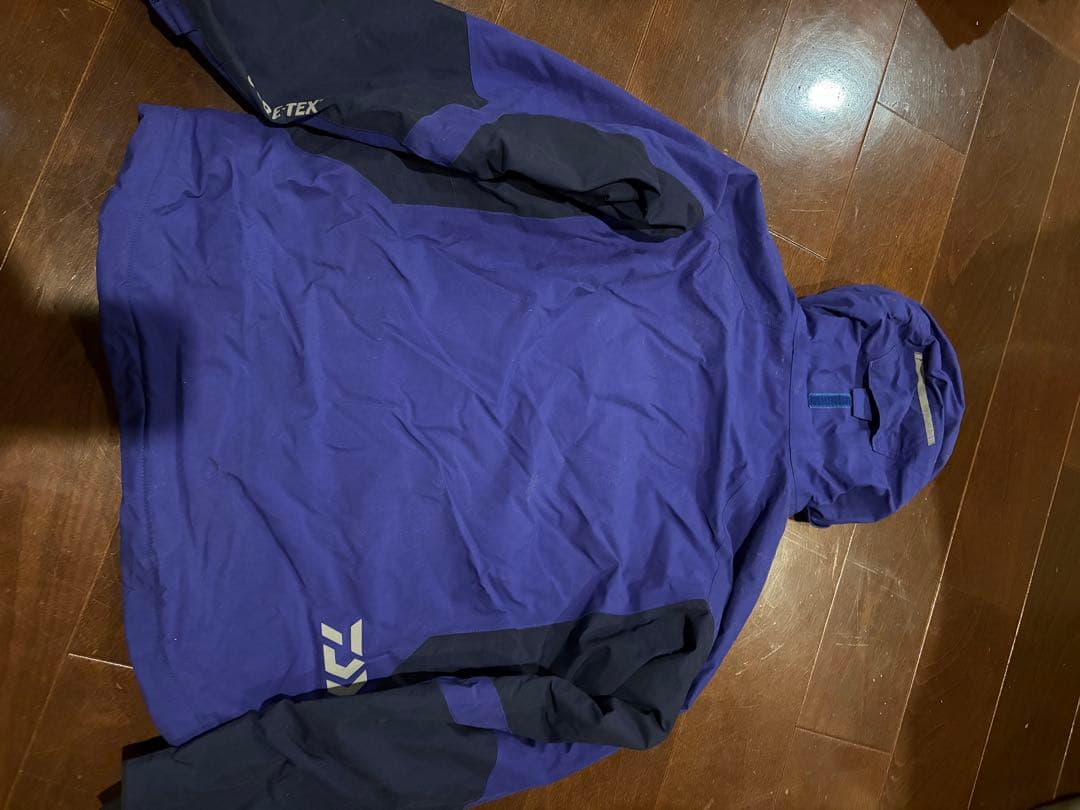 ダイワGORE-TEXウインタースーツフード付きジャケット 紫色