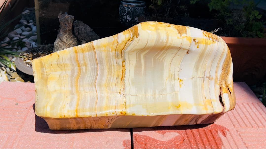 とても美しくカッコイイ飾り石