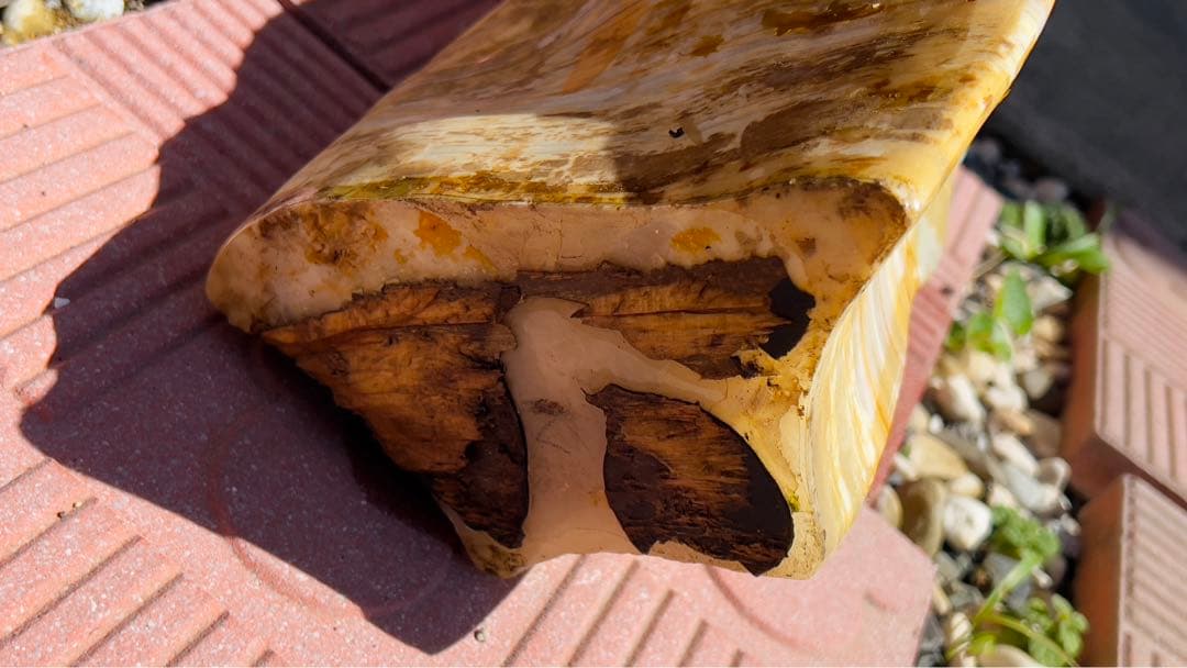 とても美しくカッコイイ飾り石