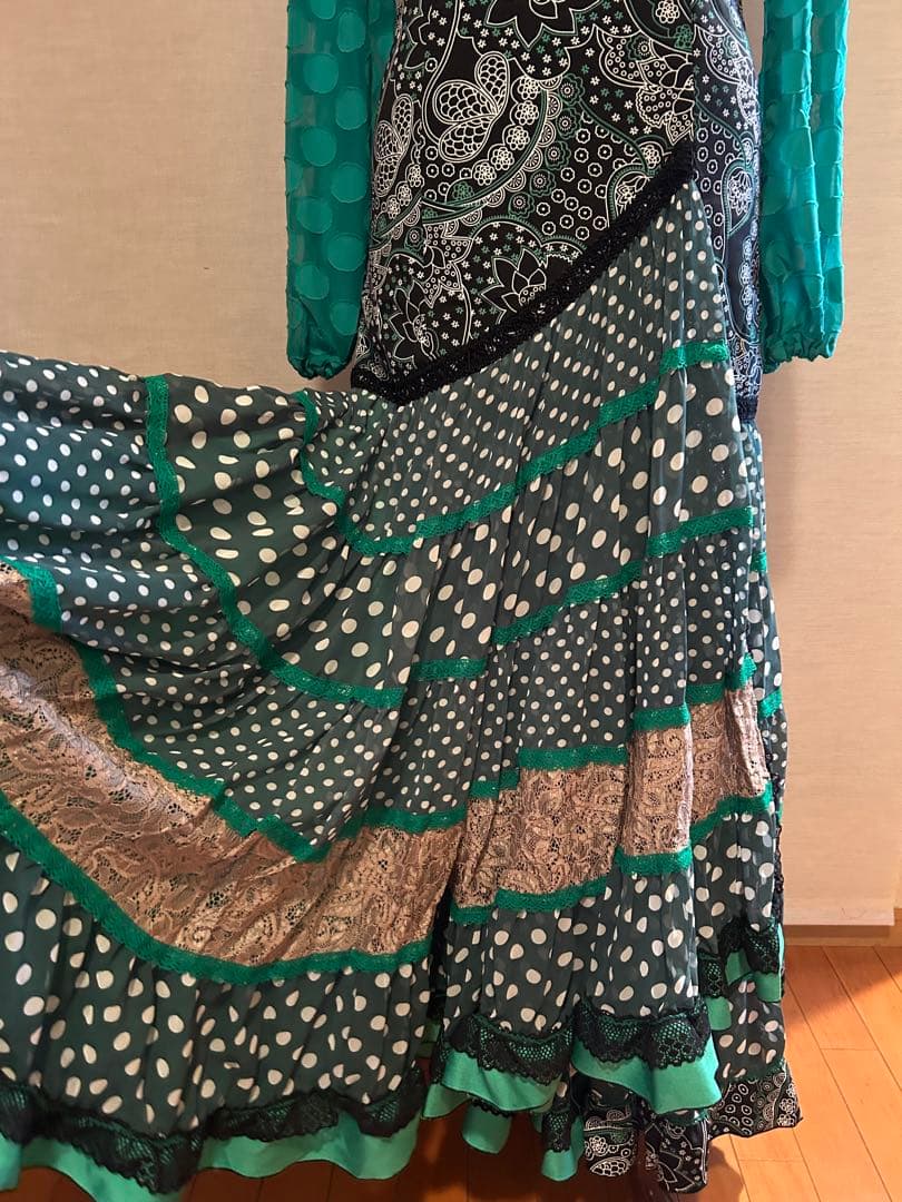 フラメンコ衣装グリーン× ブラックワンピースとチャレコのセットアップ