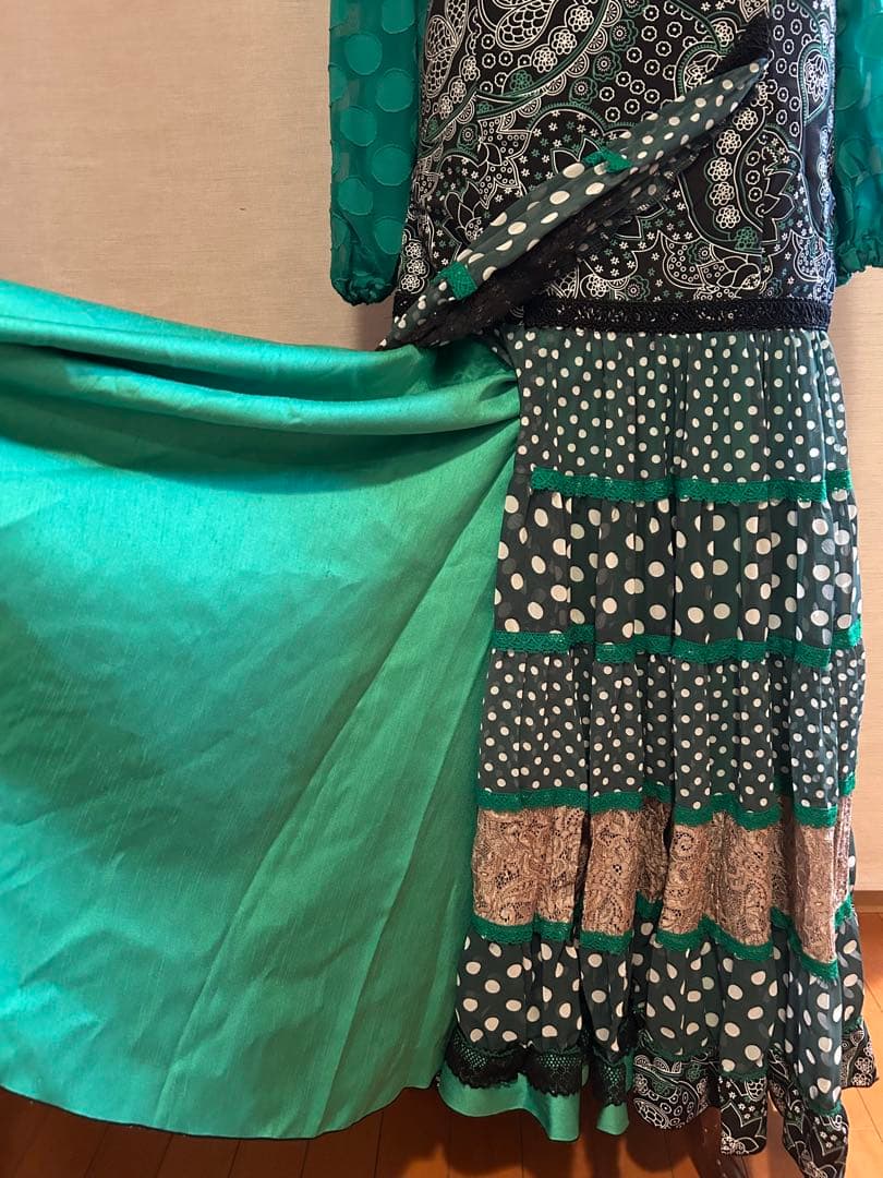 フラメンコ衣装グリーン× ブラックワンピースとチャレコのセットアップ