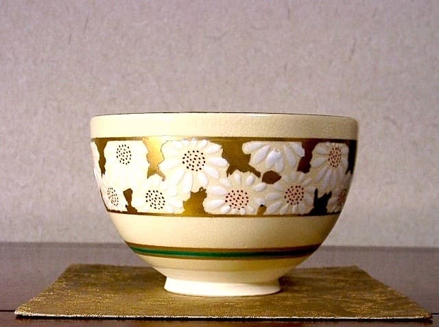 京焼・清水焼　山川巌（二代）作　仁清写　菊之絵　茶碗　無傷　共箱　。