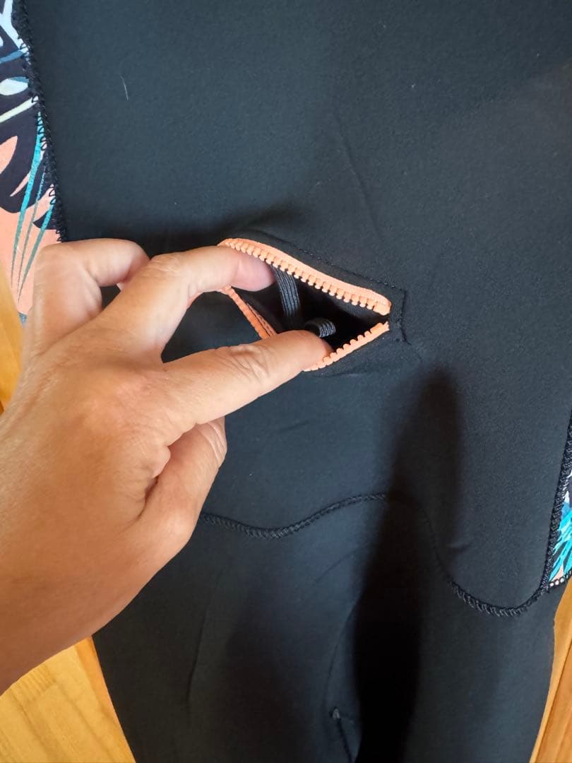 ROXY フルスーツ ブラック・マルチカラー