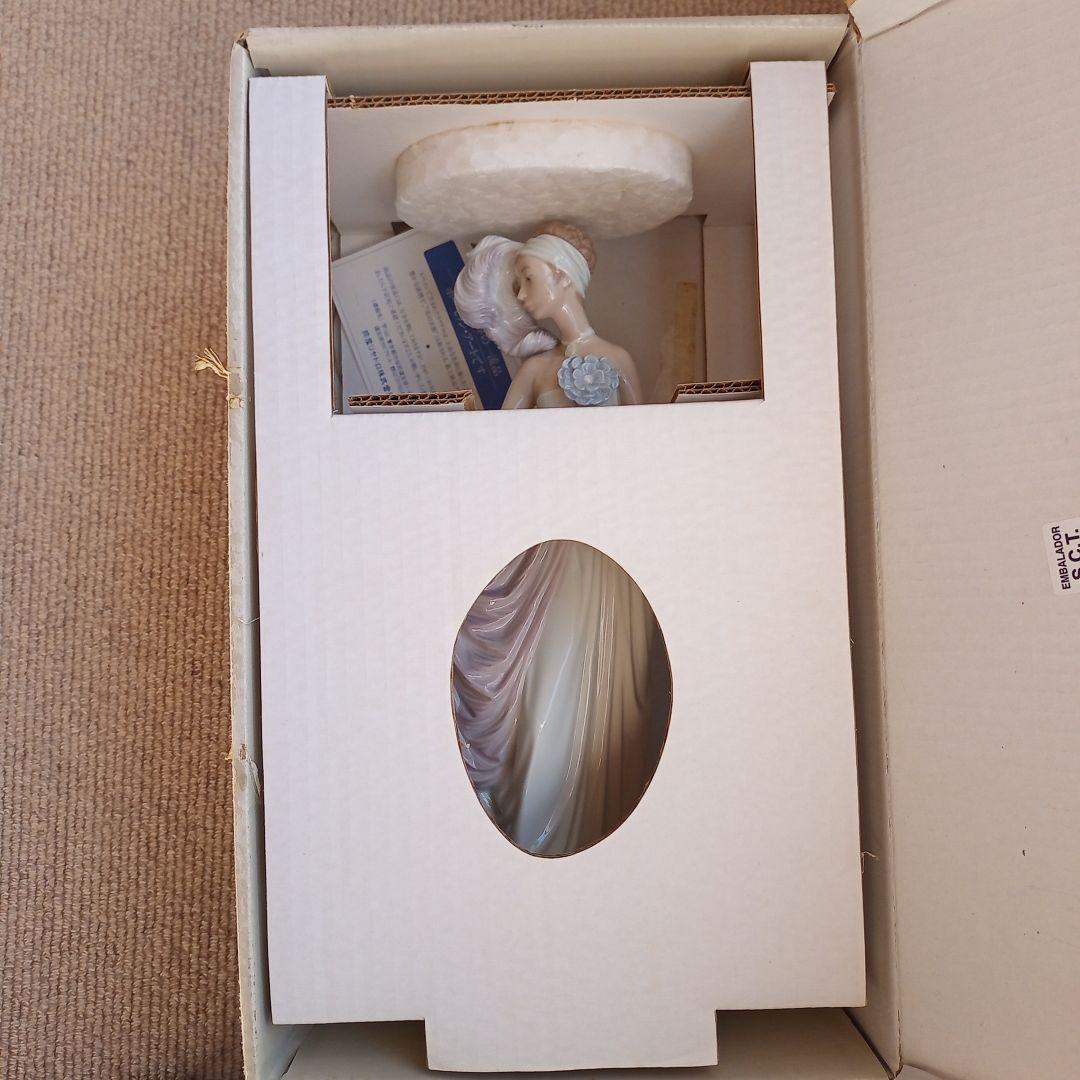 LLADROリアドロ人形陶器製女性像 置物 未使用品