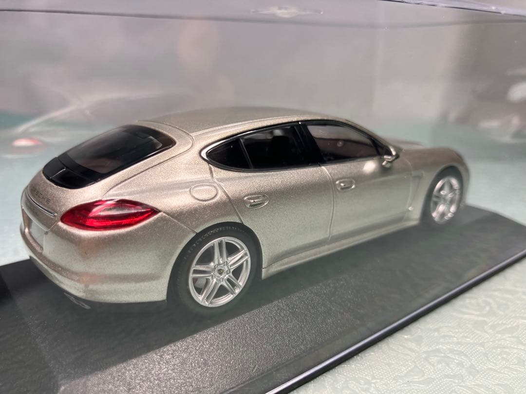 ミニチャンプス　Porshe Panamera Turbo シルバー