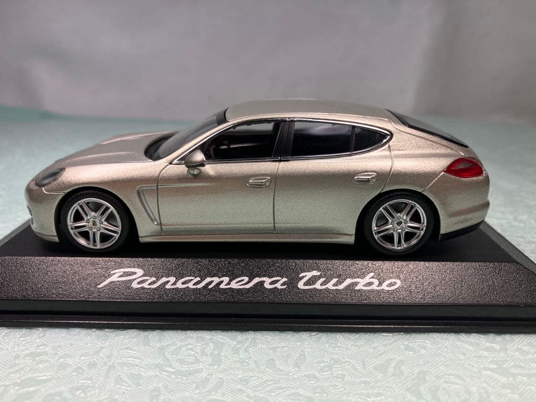 ミニチャンプス　Porshe Panamera Turbo シルバー