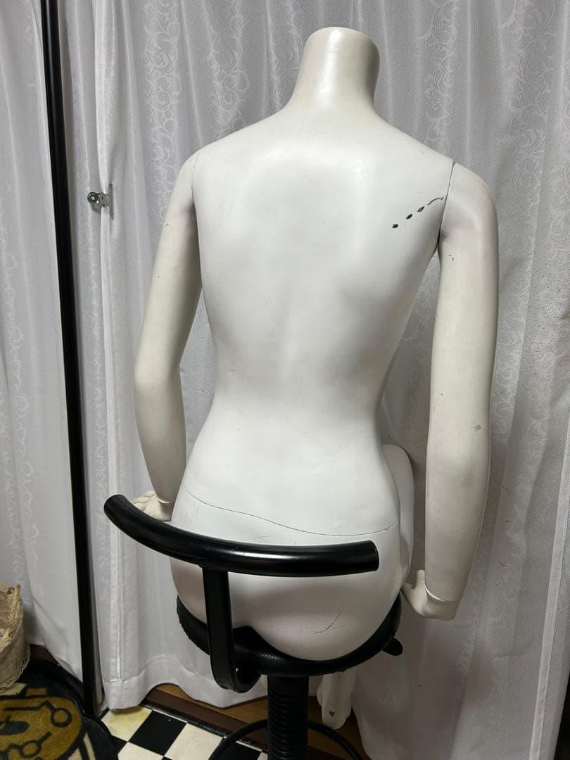 女性用ホワイトマネキン（座り）