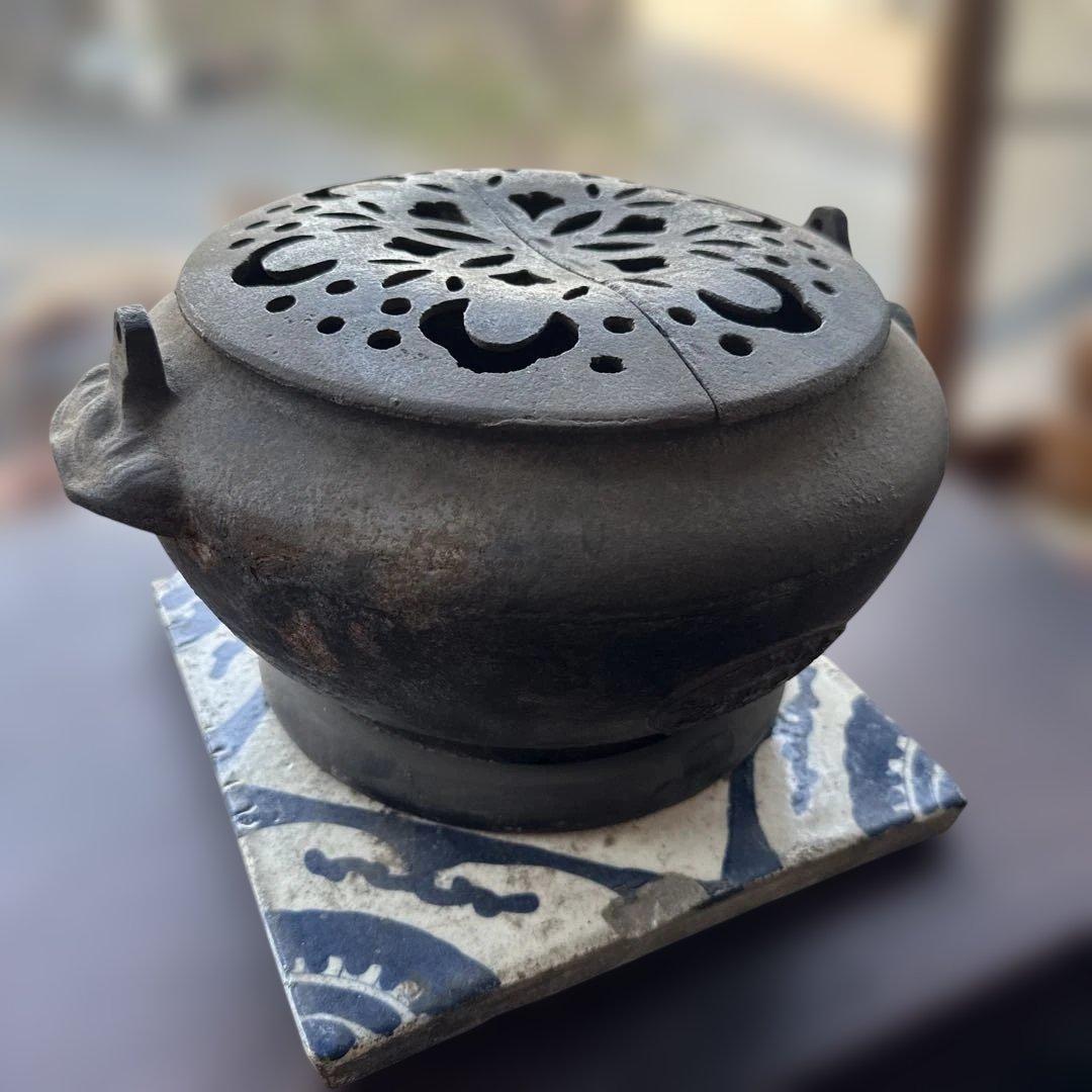 ヴィンテージ　装飾的な鉄製鍋 花模様タイル付き