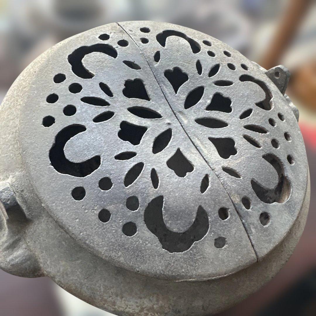 ヴィンテージ　装飾的な鉄製鍋 花模様タイル付き