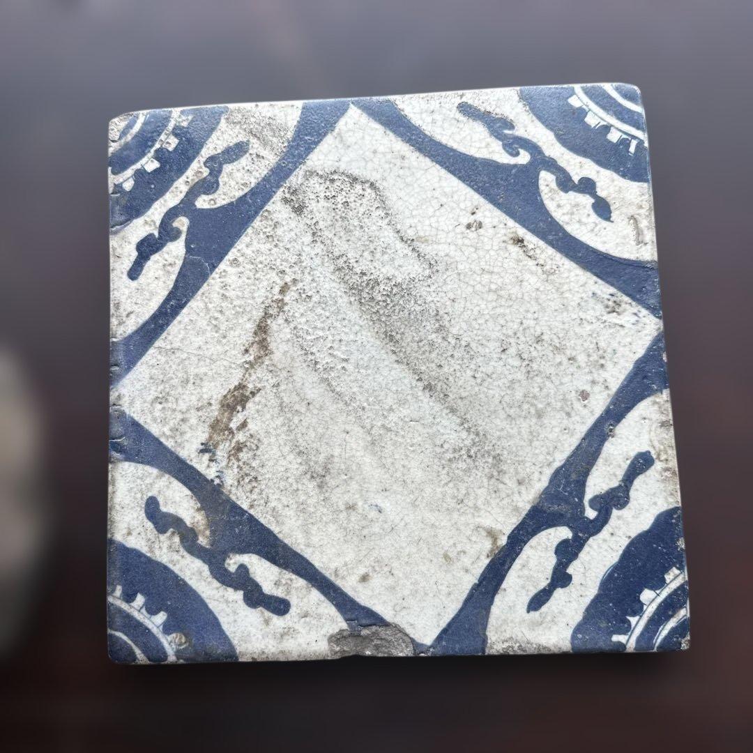 ヴィンテージ　装飾的な鉄製鍋 花模様タイル付き