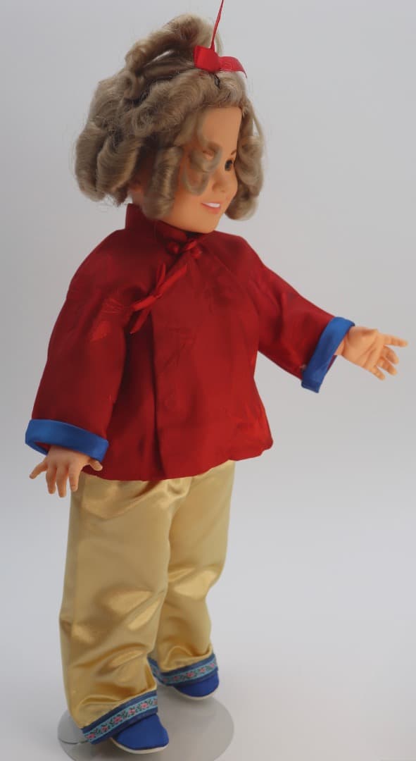 シャーリーテンプル　赤と金の衣装の人形