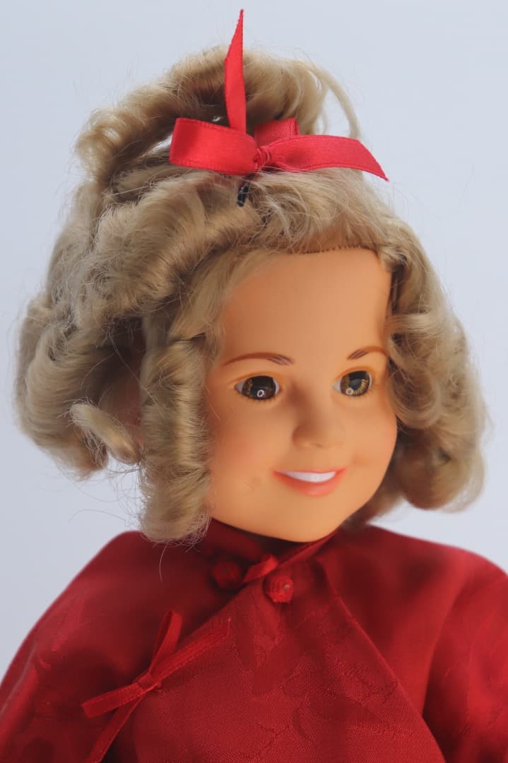 シャーリーテンプル　赤と金の衣装の人形