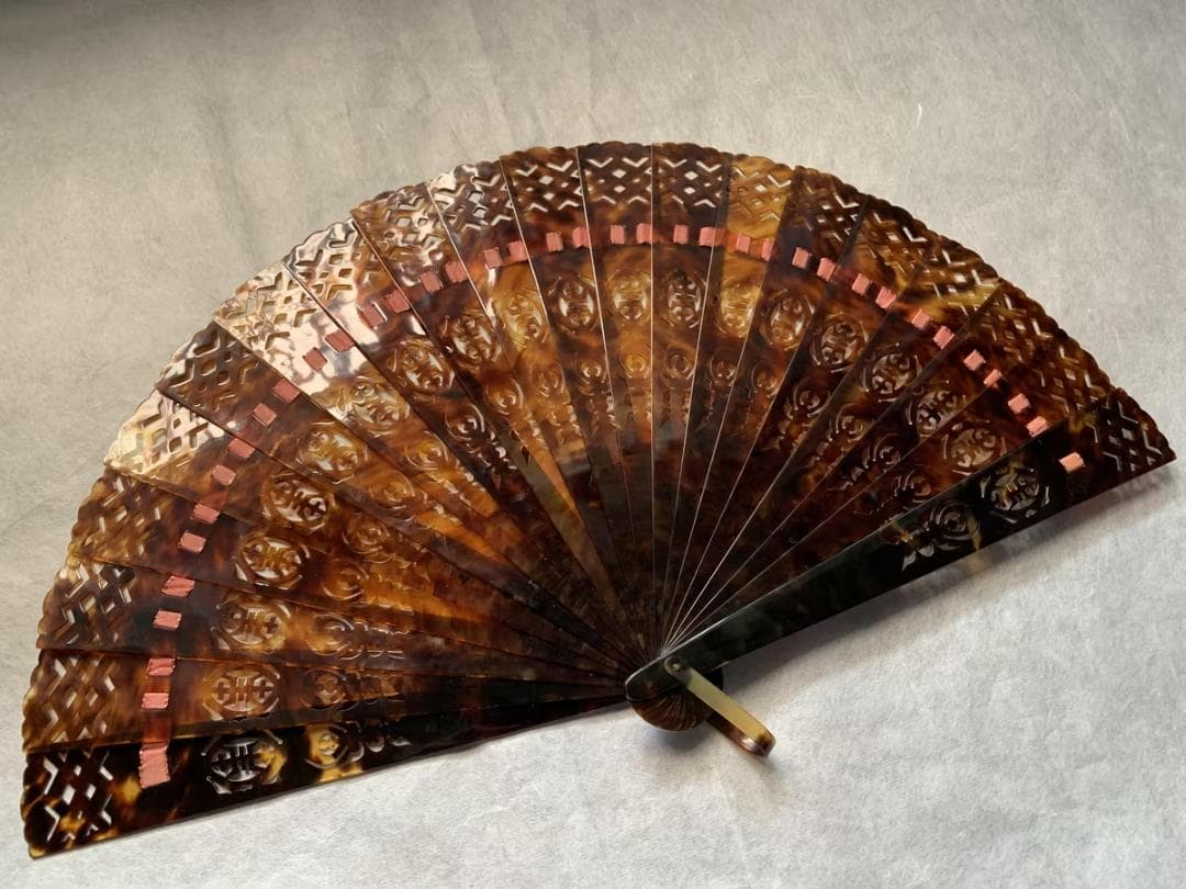 本鼈甲 べっ甲 扇子 工芸品 透かしデザイン 中国扇子 96g