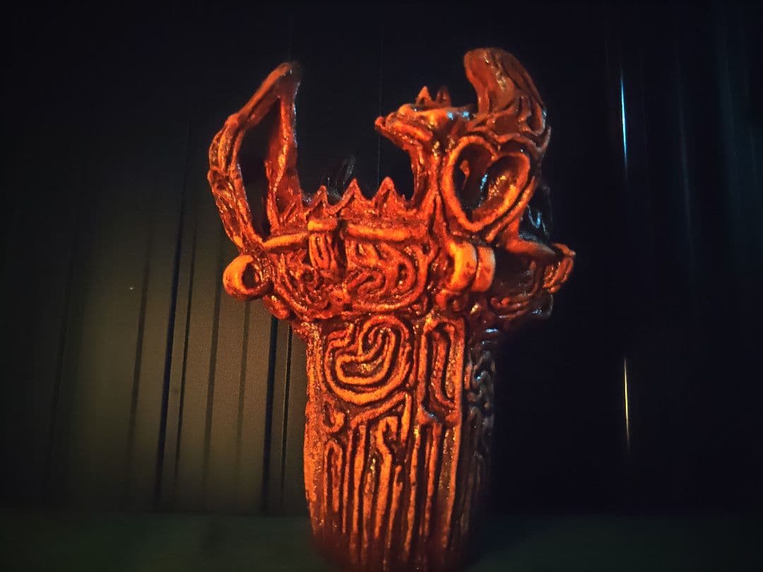 火焔型土器 三条の縄文　高さ250ｍｍ　幅250ｍｍ　重さ3ｋｇ