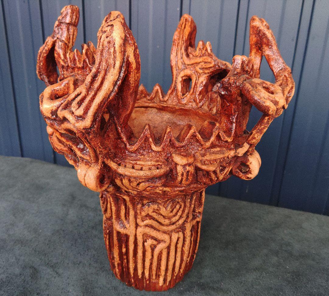 火焔型土器 三条の縄文　高さ250ｍｍ　幅250ｍｍ　重さ3ｋｇ