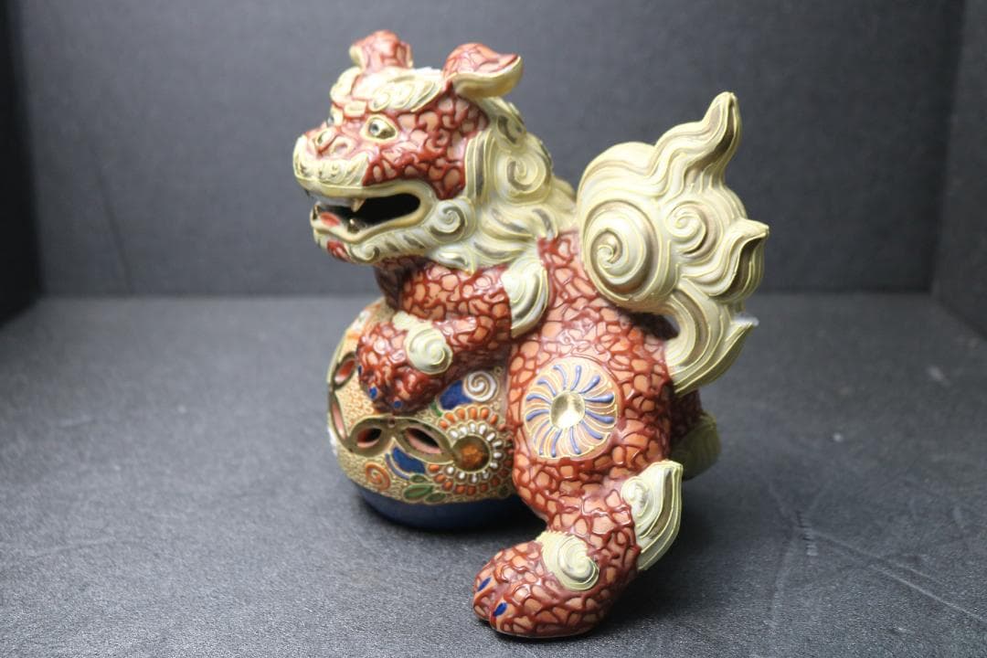 玉乗り獅子／九谷焼／九谷八幡窯／朱／玄関置物／玉体守護／邪気祓い／財産運運気向上