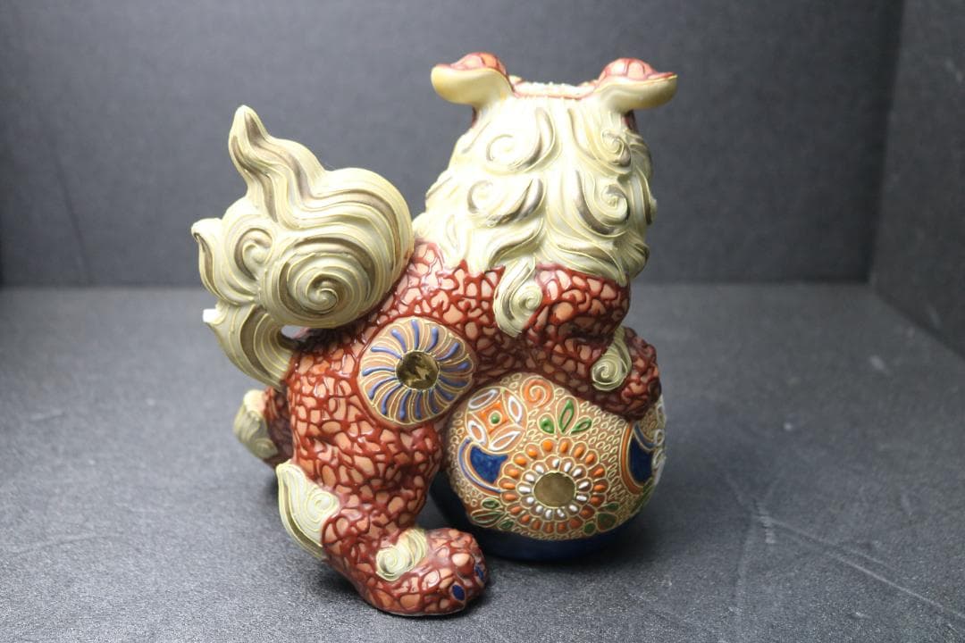 玉乗り獅子／九谷焼／九谷八幡窯／朱／玄関置物／玉体守護／邪気祓い／財産運運気向上