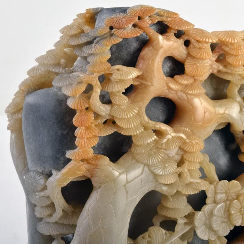 中国　玉石寿山石彫刻　鶴松刻　置物　唐木台付　V　R9120