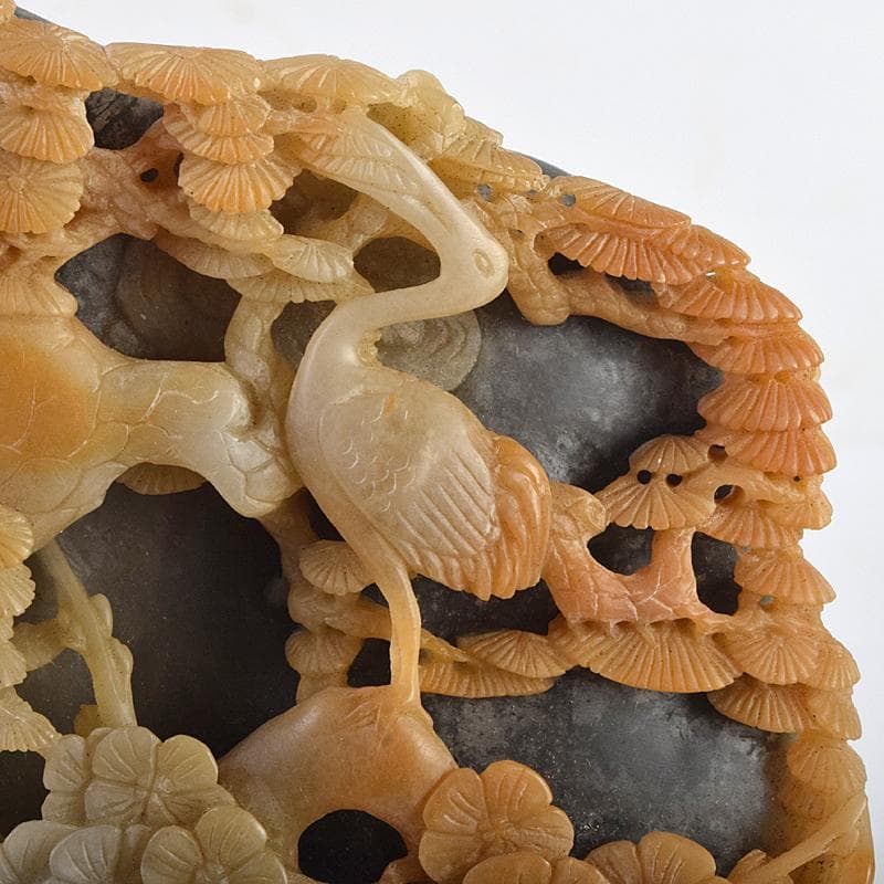 中国　玉石寿山石彫刻　鶴松刻　置物　唐木台付　V　R9120