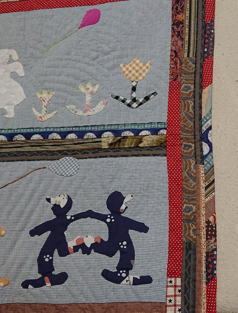 手作りパッチワークのタペストリー